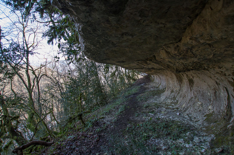 Природные тоннели в вековых скалах