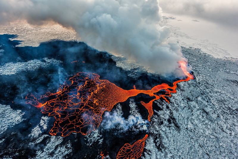 Впечатляющая аэрофотосъемка проснувшихся вулканов