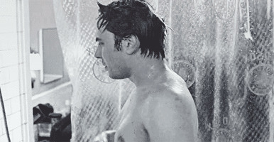 5. Принимая душ, ты вспоминаешь, как сейчас все веселятся у бассейна. Без тебя.