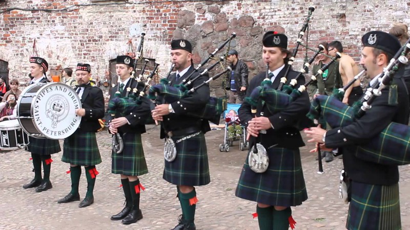 Шотландский оркестр волынщиков девушки танцуют 