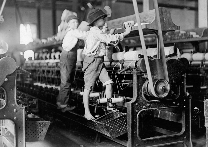 Работники были так малы, что вынуждены были карабкаться на станки, чтобы заменить детали. Джорджия. 19 января 1909