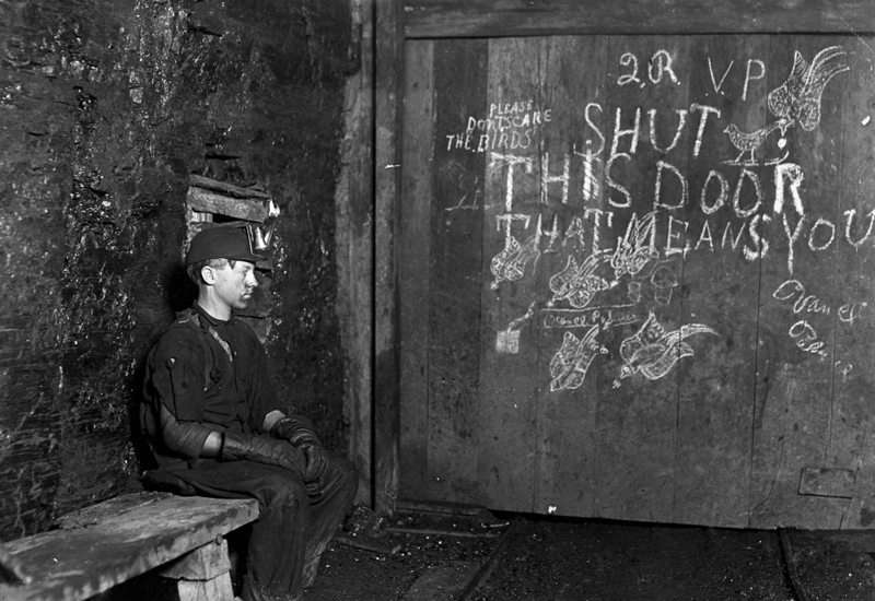 15-летний Вэнс:  ему нужно было открывать и закрывать дверь в угольной шахте, но большую часть времени он проводил в ожидании. Западная Вирджиния, сентябрь, 1908