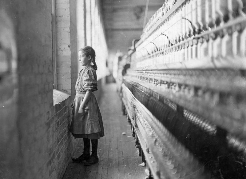 Юная работница ткацкой фабрики смотрит в окно. Северная Каролина. Ноябрь 1908