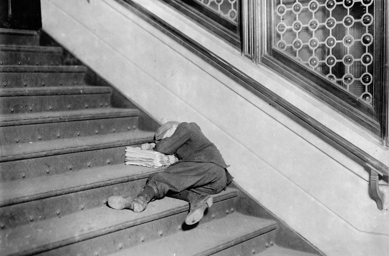 Маленький газетчик спит на лестнице, на стопе непроданных газет. Нью-Джерси. Ноябрь 1912
