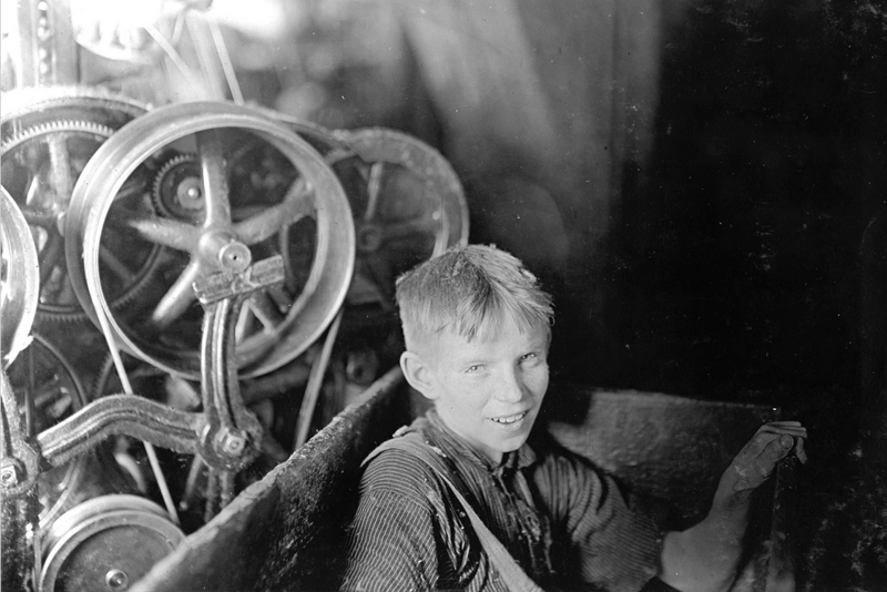 Вилли, один из прядильщиков фабрики в Род-Айленд.  Апрель 1909
