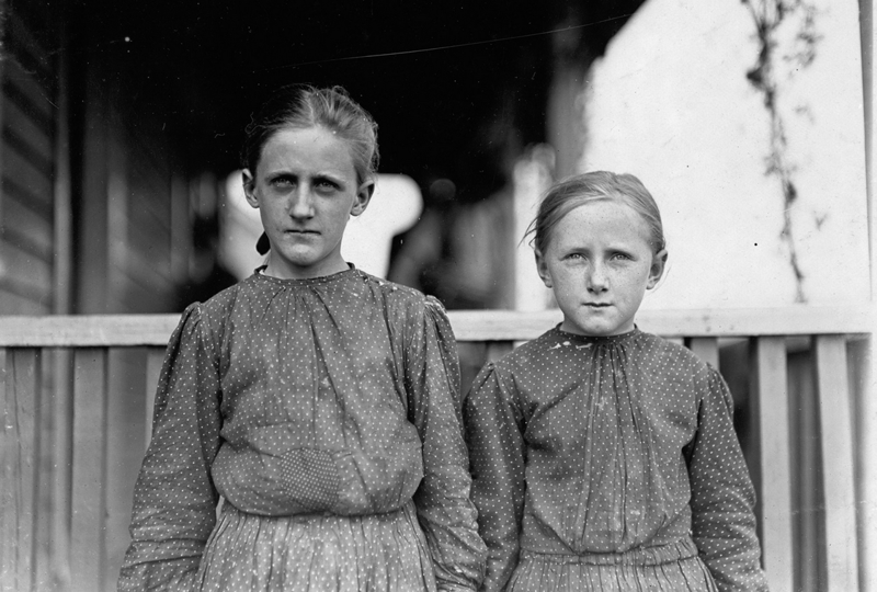 Минни Карпентер (слева). Девочка работала прядильщицей на фабрике и зарабатывала 50 центов за 10-часовой рабочий день.  Северная Каролина. Ноябрь 1908