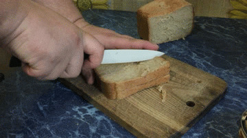 Нарезаем хлеб тонкими кусочками.