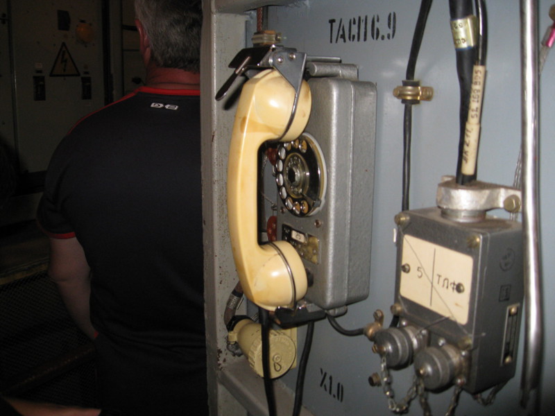 В определенных местах установлены телефоны для связи с командиром части