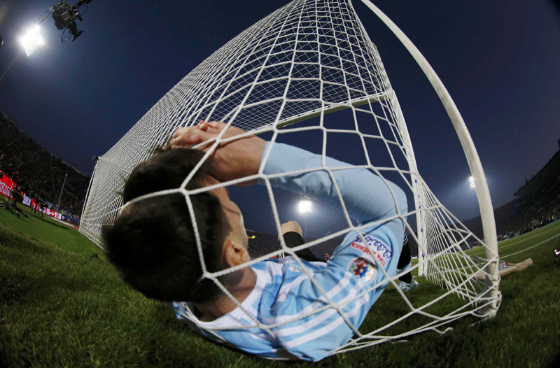 Нападающий Аргентины Лионель Месси в воротах, 4 июля 2015. 