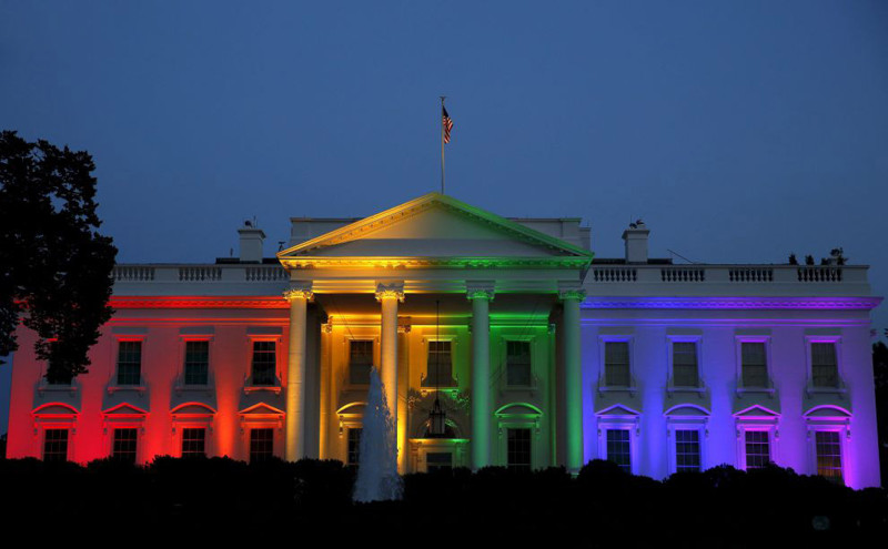  Белый дом «расцвел» всеми цветами радуги после решения Верховного суда о легализации однополых браков, 26 июня 2015. 