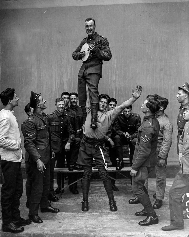 1927 год. Аттеннборроу из Королевской конной гвардии, считавшийся самым сильным человеком в британской армии, держит товарища в воздухе одной рукой.
