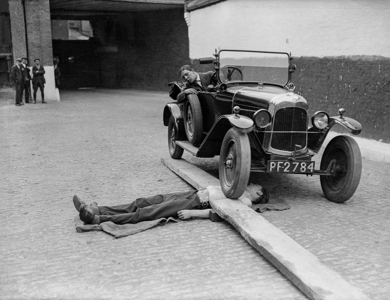 3 июня 1932 года. Дж. Роллеано выдерживает вес автомобиля Citroen, проехавшегося по его груди.  