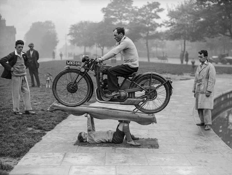 28 мая 1932 года. 14-летний парень, называющий себя «Мальчик Самсон», держит 90-килограммовый мотоцикл с мотоциклистом.  