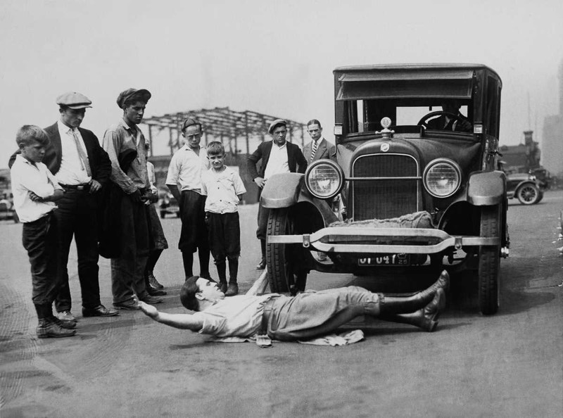 1920 год. Наезд автомобиля: Гален Гоч тренируется на чемпионате мира среди силачей в Нью-Йорке.  