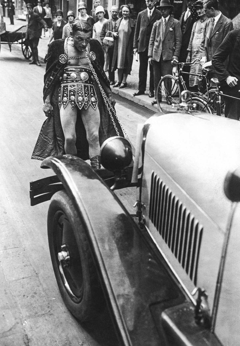 1925 год. Цирковой силач Стефан демонстрирует свою силу, буксируя автомобиль зубами по улицам Берлина.  