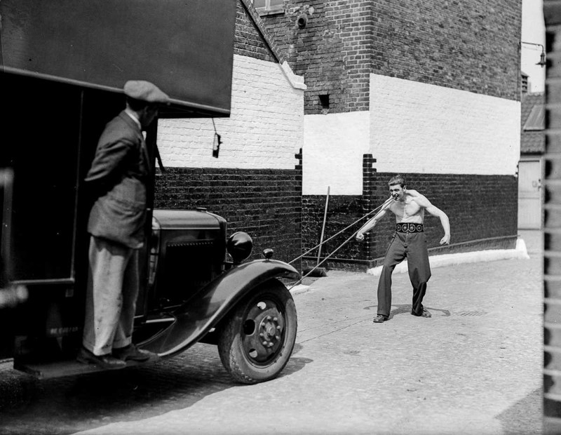 3 июня 1932 года. Дж Роллеано тянет зубами грузовик.