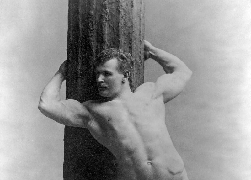 1894 год. Евгений Сандов позирует в виде греческой статуи, чьему телосложению он призывал подражать.