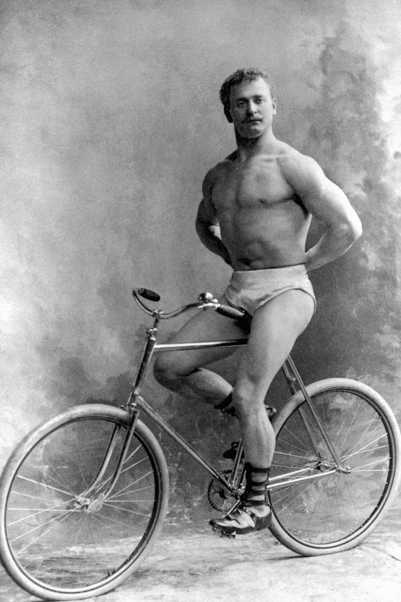 1896 год. Евгений Сандов позирует на велосипеде. 