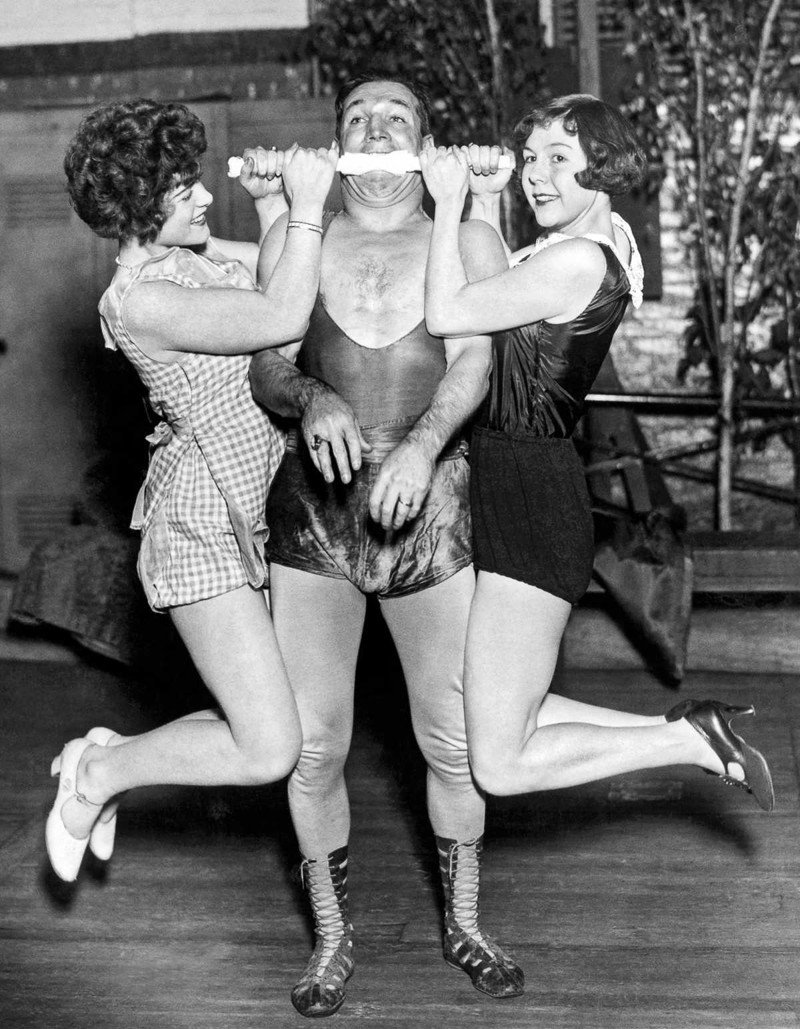 1927 год. Эдвард Рис держит двух женщин зубами. 