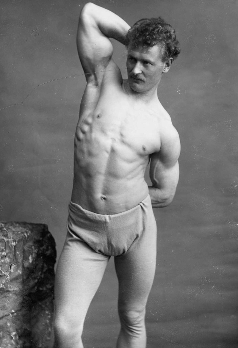 1893 год. Евгений Сандов демонстрирует свое телосложение в студии. 