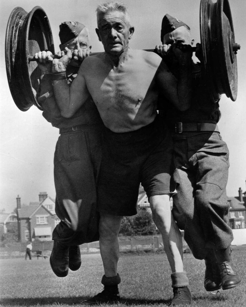 20 сентября 1941 года. 60-летний британский солдат держит людей и штангу общим весом более 200 килограммов 