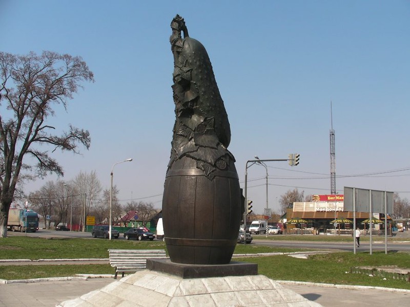 Памятник огурцу 