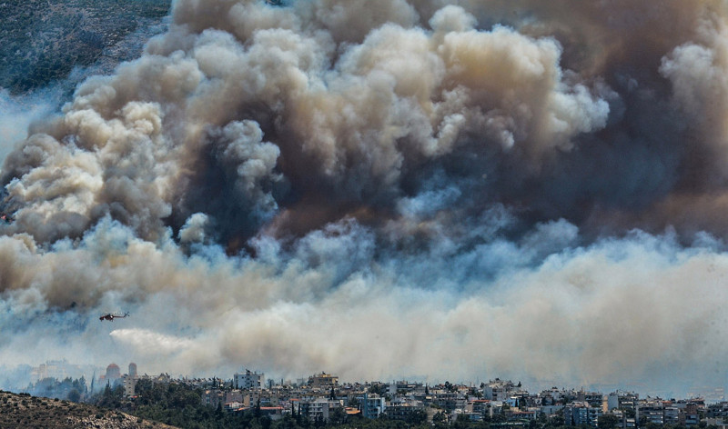 Дым от лесных пожаров над Афинами. 