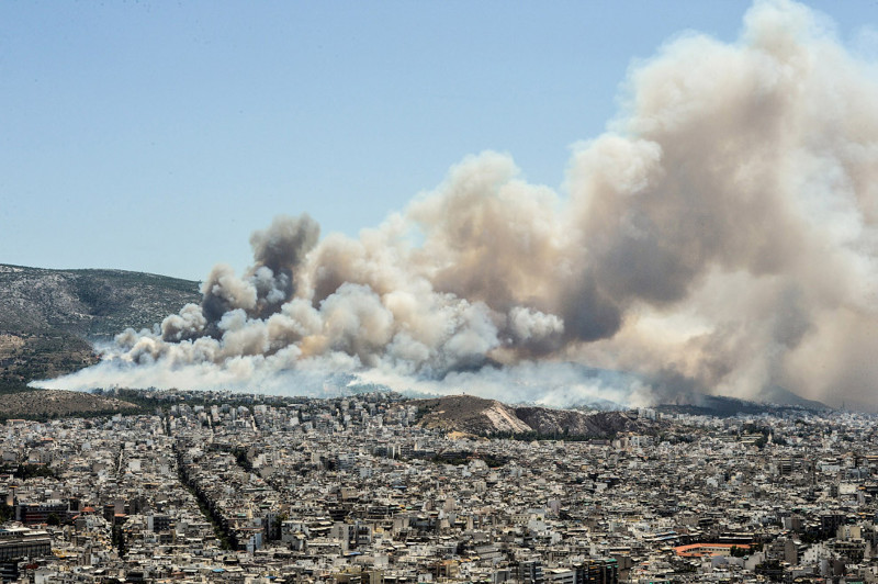 Дым и пламя над Афинами, 17 июля 2015.