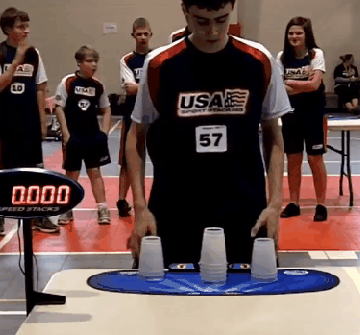 Мировой рекорд по складыванию стаканчиков за 5 секунд