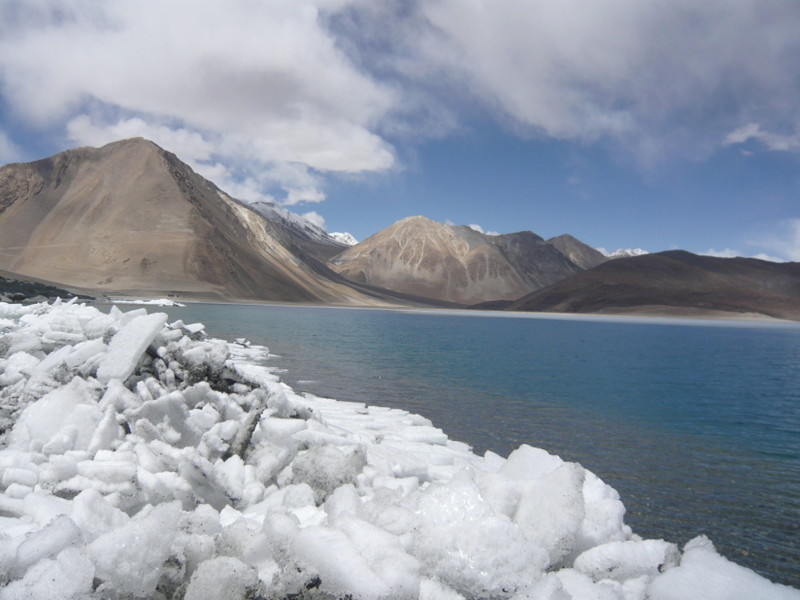 Гималаи озера. Озеро в Гималаях. Озеро Таал. Горячие источники в Гималаях.