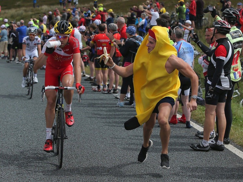 17 необъяснимых фото поклонников Tour de France
