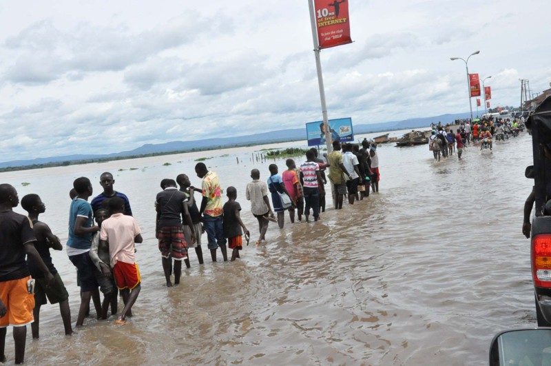 Бедный человек из Нигерии отдал собранную им милостыню, чтобы помочь жертвам катастрофического наводнения.