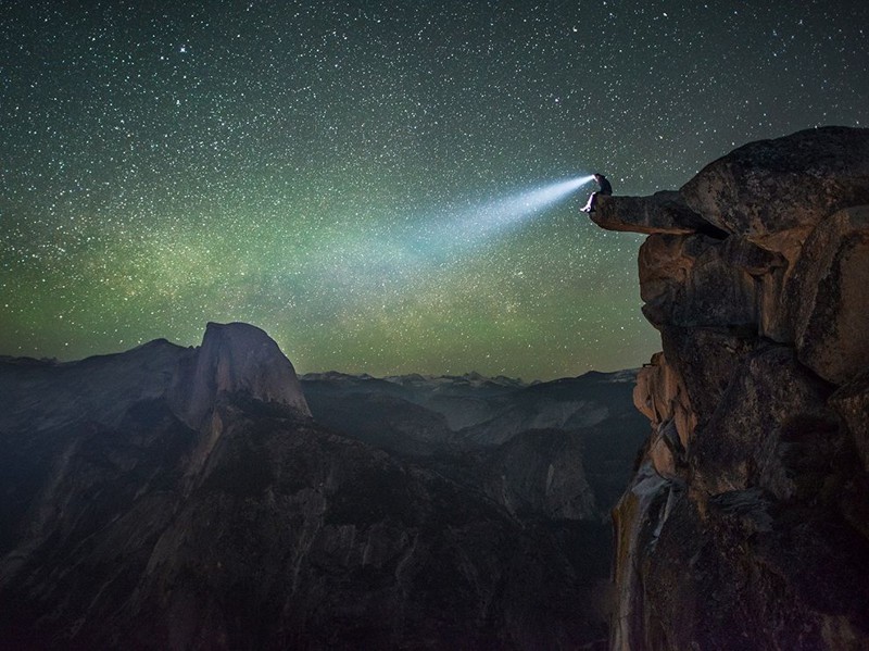 Человек с фонарем в национальном парке Йосемити. 