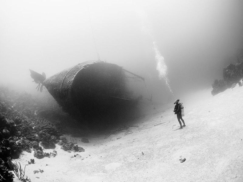 Дайвер и затонувший сухогруз у карибского острова Бонайре. 