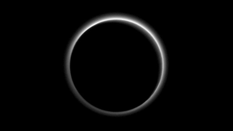 14. И, наконец, станция New Horizons сфотографировала затмение Солнца Плутоном