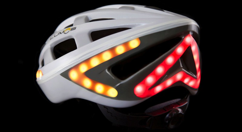 Велосипедный шлем со встроенной световой индикацией