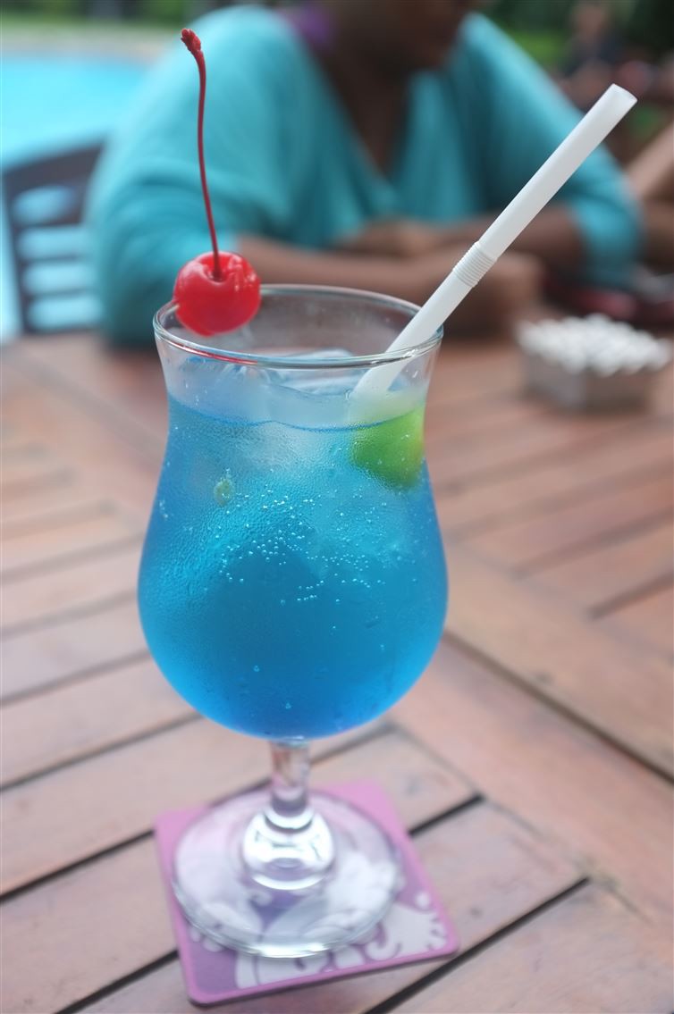 Коктейль алкогольный с сиропом голубая. Пина Колада голубая Лагуна. Голубая Лагуна сироп Блю Кюрасао. Голубая Лагуна Blue Lagoon коктейль. Блю Кюрасао коктейль голубая Лагуна.