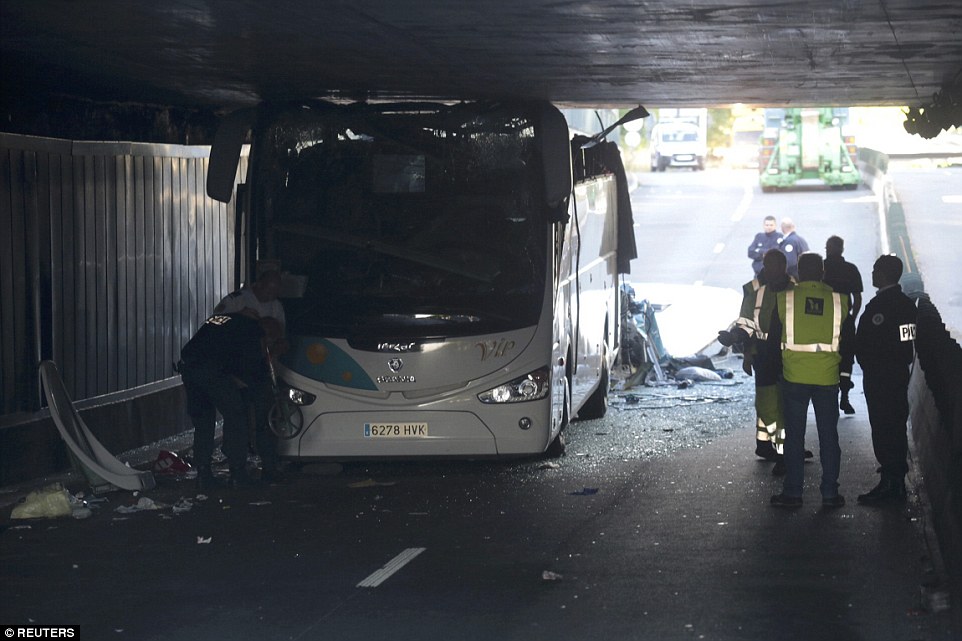 Водители автобуса во Франции. Автобус авария по темну.