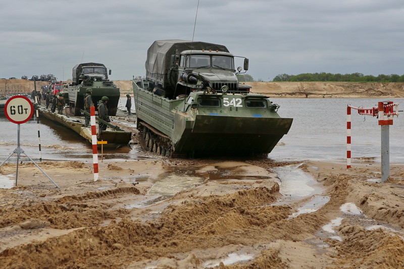 Плавающий транспортер ПТС-2