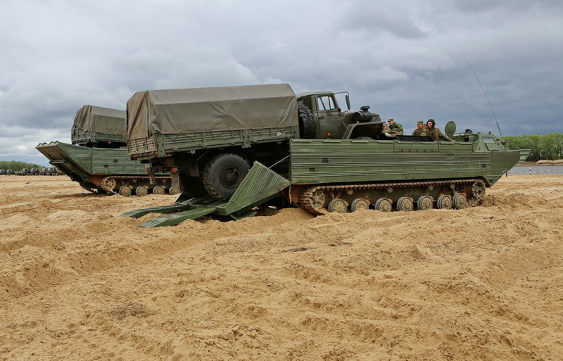 Плавающий транспортер ПТС-2