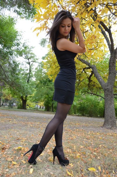Фото чулках молодые женщины Платье туфлях