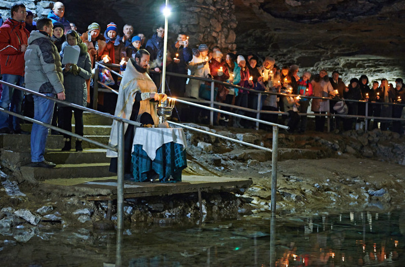 Крещение в Кунгурской пещере