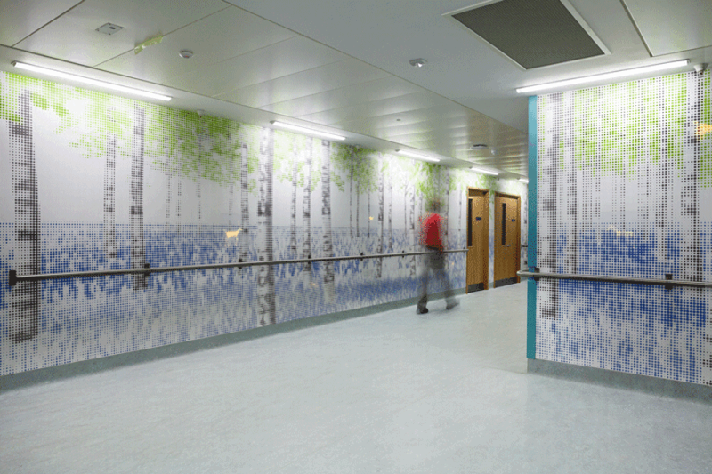 3. Один из лондонских детских госпиталей. Стены заменены на LED-панели, изображающие лес и животных, иногда пробегающих в нём.