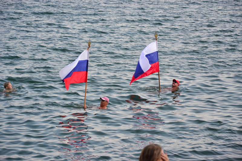 Ребята немного поддали и сделали заплыв выкрикивая по пути лозунги за российский Крым и пели гимн