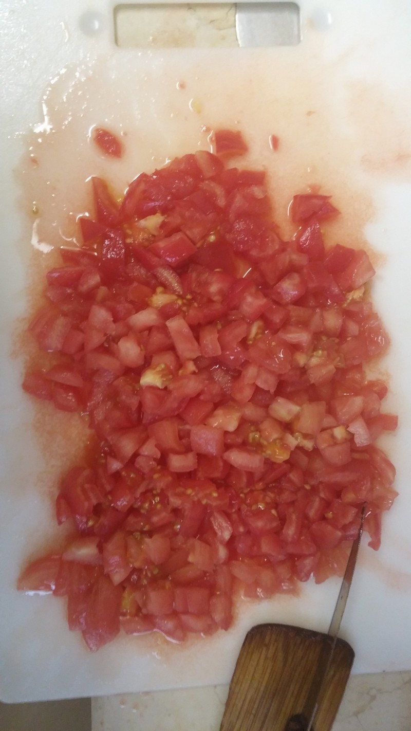 Тем временем режем очищенные от кожуры помидоры (очищаются легко после того как побывали в горячей воде)
