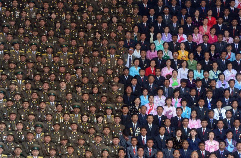 Северокорейские военные и гражданские на стадионе имени Ким Ир Сена.