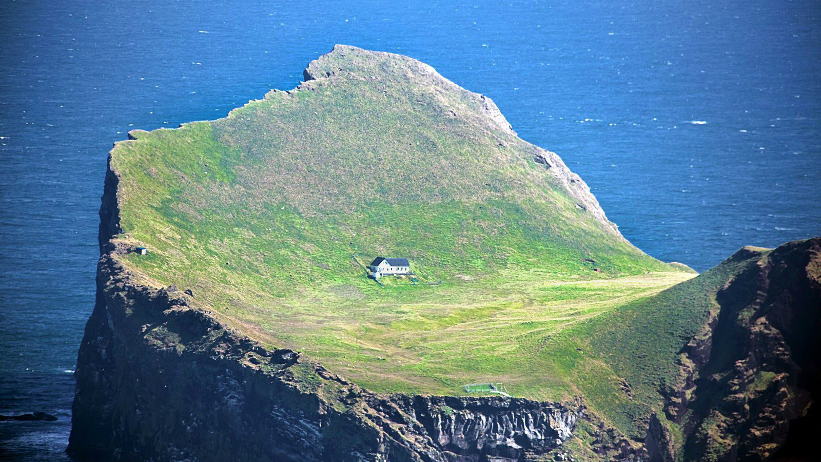 Дом на острове, Вестманнаэйар, Исландия.