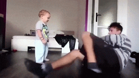 Папа и сын танцуют брэйк