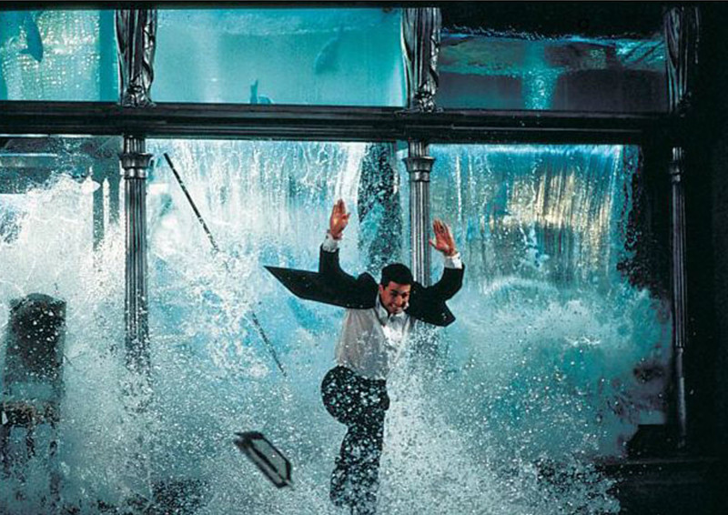 2 «Миссия невыполнима» (1996) Итан Хант убегает от разбивающихся аквариумов 
