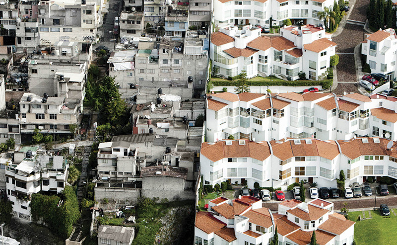 Это город Мехико, район Санта-Фе, фотографию границ между бедным и богатым кварталом сделал фотограф Оскар Руис.